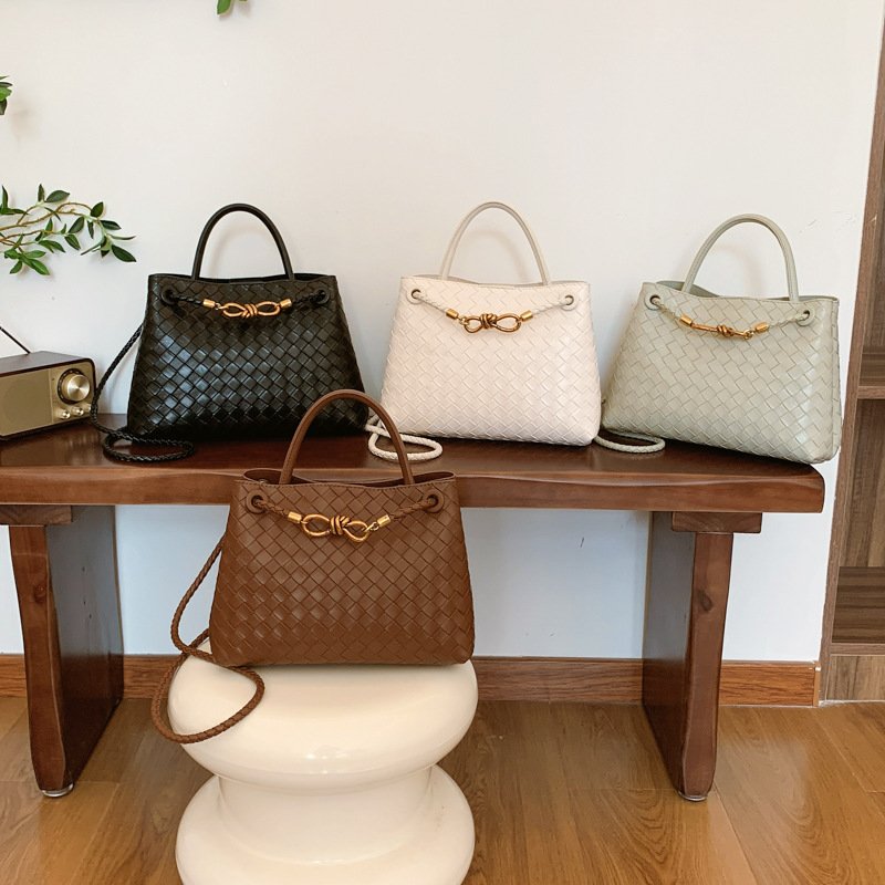 Metal rope buckle woven shoulder bag, fashionable, versatile, retro, commuter bag for women. - Image 3