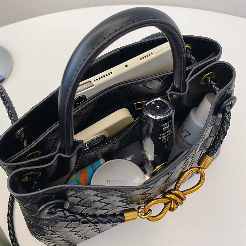 Metal rope buckle woven shoulder bag, fashionable, versatile, retro, commuter bag for women. - Image 4