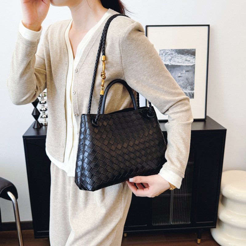 Metal rope buckle woven shoulder bag, fashionable, versatile, retro, commuter bag for women. - Image 2